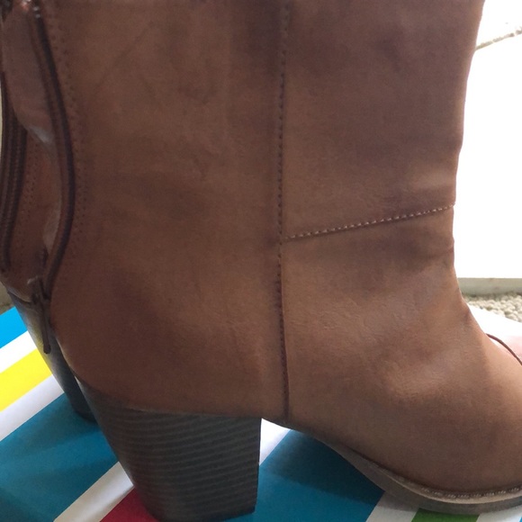 NWT Elyse tan/brown cowboy boot style mid rise boot - Picture 8 of 9